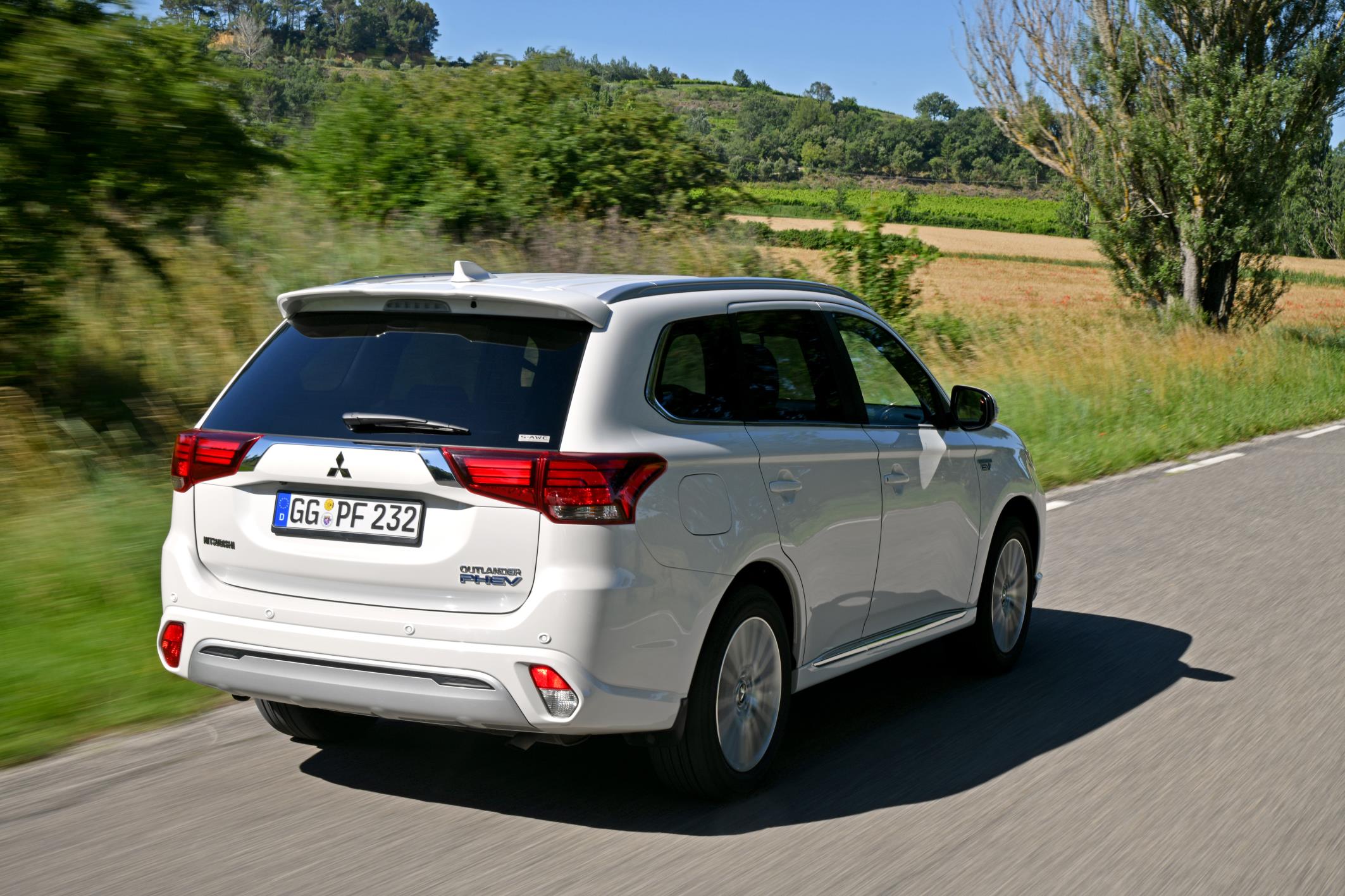 2019 Mitsubishi Outlander PHEV | 4X4 Magazine